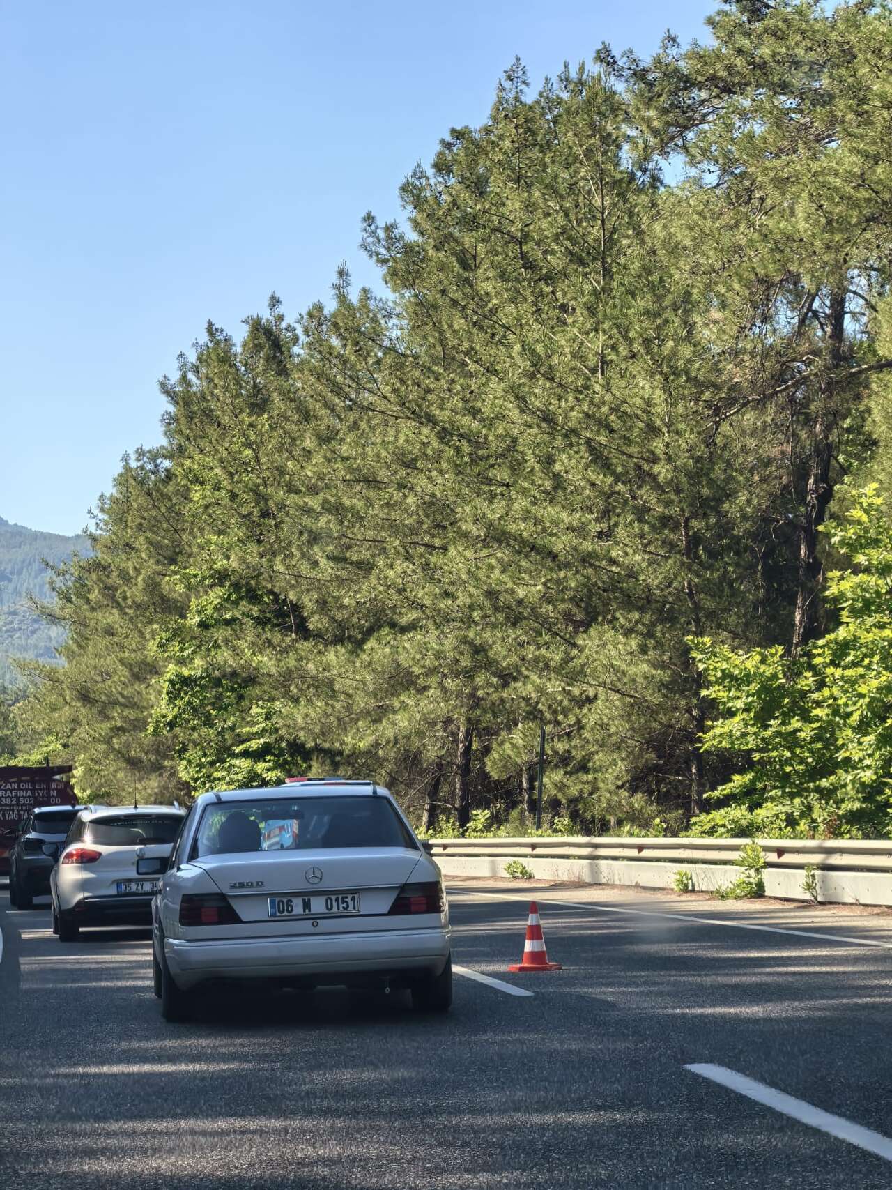 Muğla'da Mazot Tankeri Alev Aldı: Temizlik İşçilerinin Müdahalesi Alevlerin Ormana Sıçramasını Önledi 1